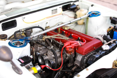 トヨタ スプリンタートレノ：エンジンは憧れのDOHCを採用した2T-G。ヘッドカバーを赤に塗装し、純正の一次側タイミングチェーンを廃止して3枚のギア駆動に変更する亀有ギアトレーンキットでチューニング済み