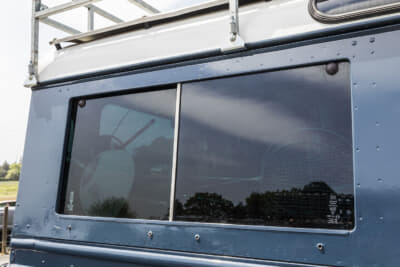ランドローバー ディフェンダー110：リアクオーターの窓も市販モデルと形状が異なる