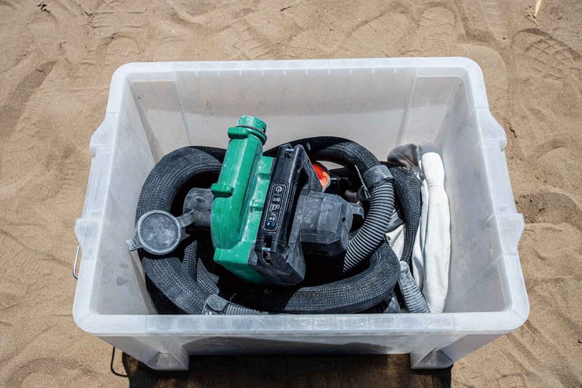 トヨタ ハイエース：工具類を入れたコンテナの横に集塵掃除機を収納