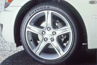 トヨタ アルテッツァ：タイヤサイズは215/45ZR17