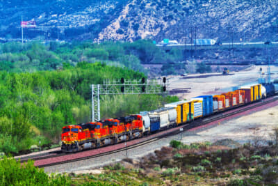 ルート66のすぐ北側を通る線路。写真はアメリカ西部でよく見るオレンジのBNSF（バーリントン・ノーザン・サンタフェ）鉄道だ