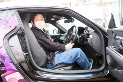 トヨタ スープラの運転席に乗るオーナーの“tetsu”さん