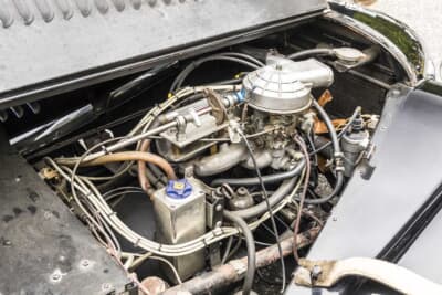 モーガン4/4：エンジンはフォード社製1.6L 4気筒、いわゆるケントエンジンと4速マニュアルの組み合わせとなる