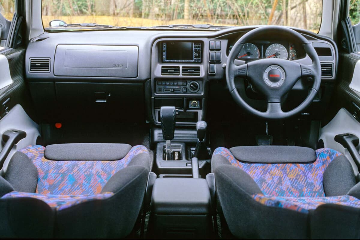 いすゞ ビークロス：レカロのシートにモモのエアバッグ付きステアリングを採用する