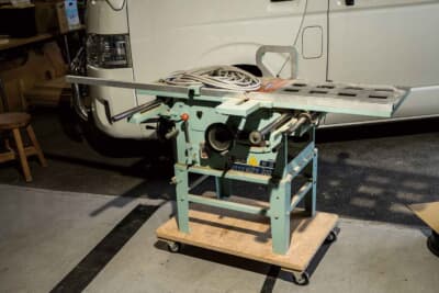 トヨタ ハイエース：トシさんが佐藤木工に納品した機械。このような機械を製作し納品する