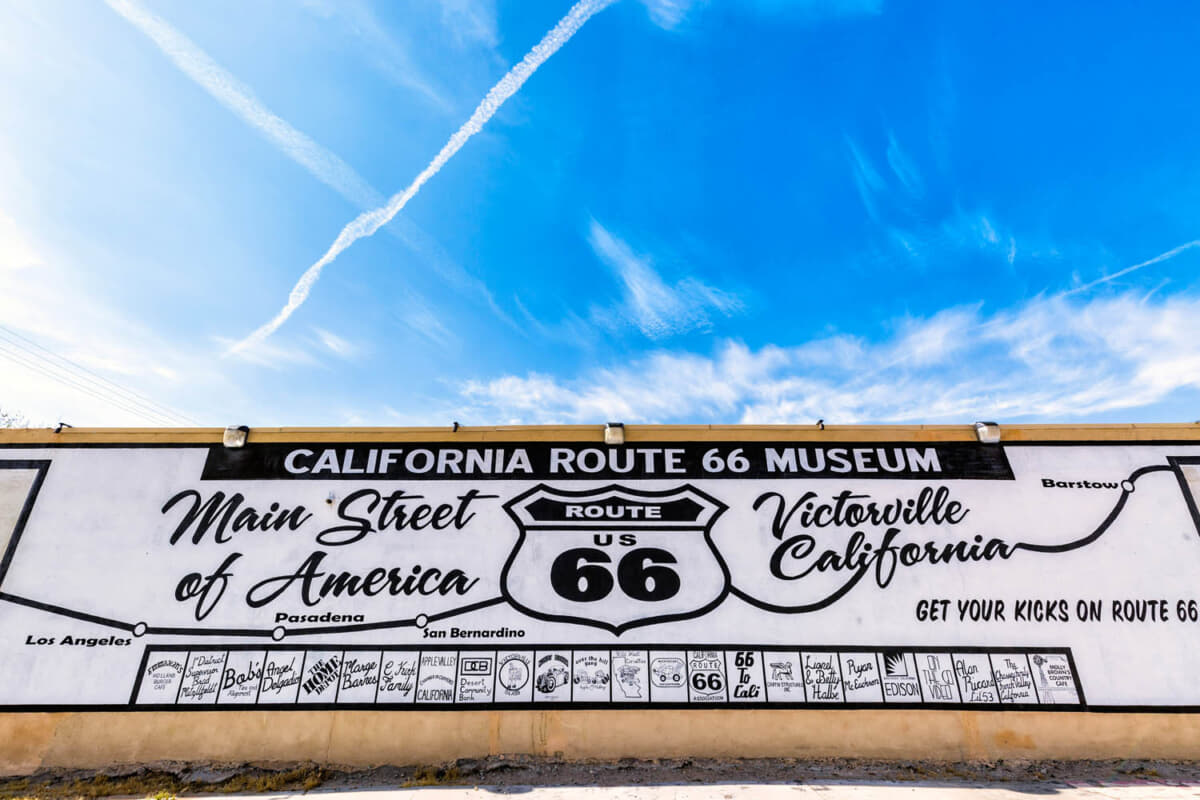 カリフォルニア・ルート66ミュージアムの壁に描かれた旅の終わりを予感させるイラスト。次の大きな街はロサンゼルス大都市圏を構成するサンバーナーディノ