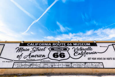 カリフォルニア・ルート66ミュージアムの壁に描かれた旅の終わりを予感させるイラスト。次の大きな街はロサンゼルス大都市圏を構成するサンバーナーディノ