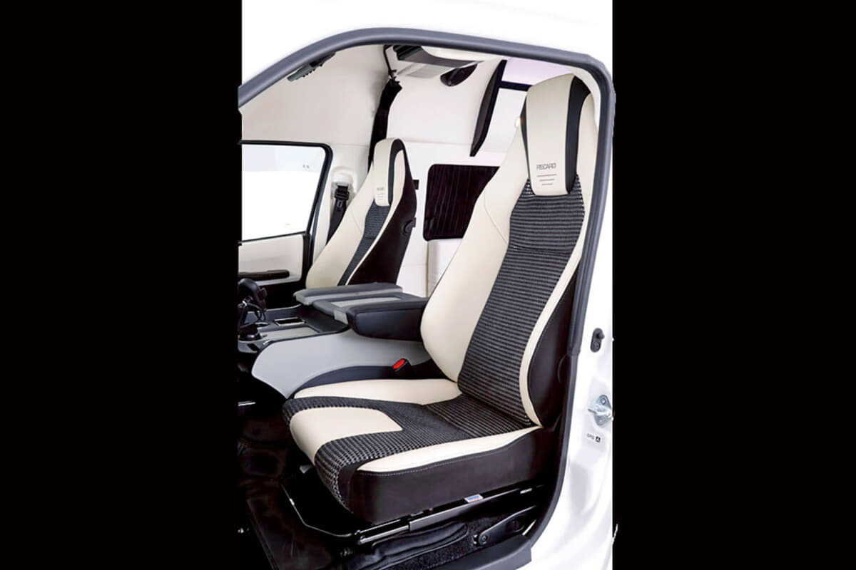 トヨタ ハイエース：運転席、助手席にはレカロシートを装着