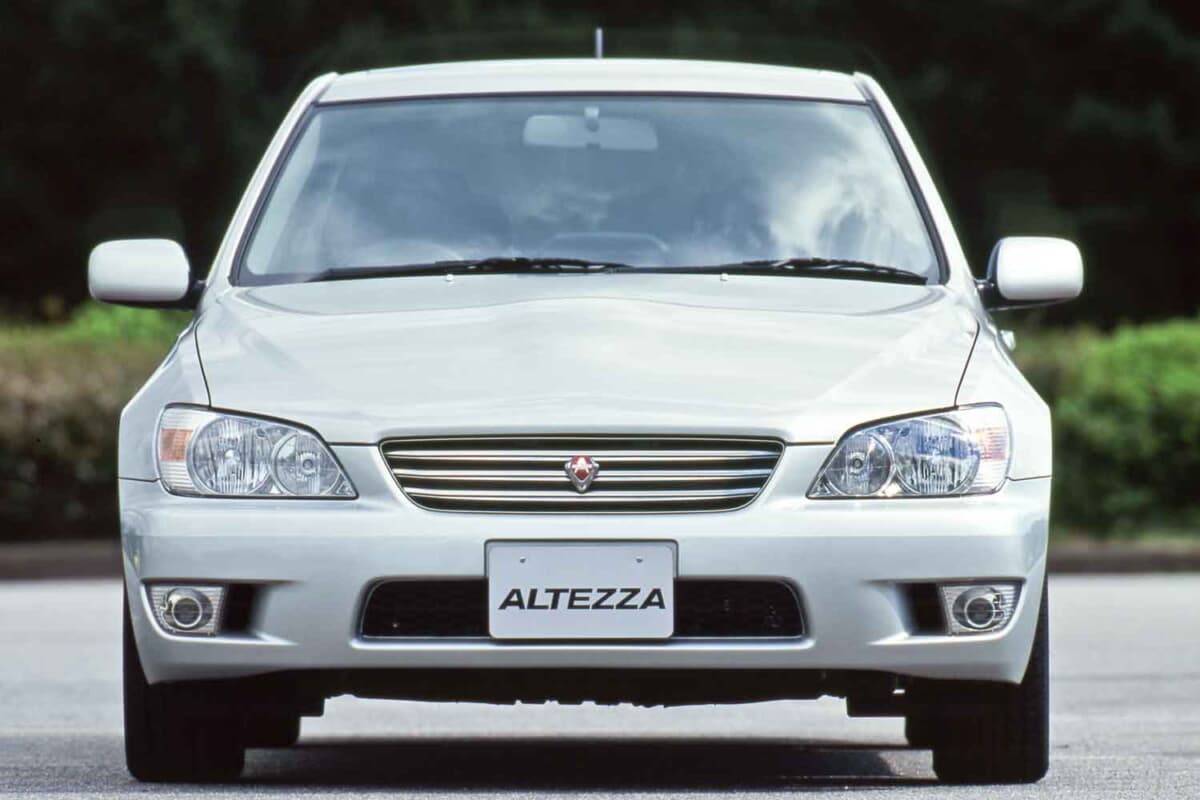 トヨタ アルテッツァ：1998年10月にデビューした