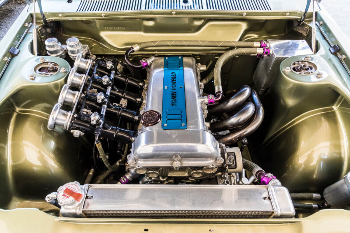 510型ダットサン ブルーバード：電動にした最大の理由は、美しくディテールアップしたエンジンルームにコンプレッサーを装着したくないから