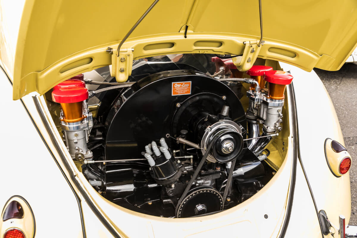 1951年式VWタイプ1：エンジンをツインキャブ化したりディテールアップしていることで、エンジンルームにコンプレッサーを装着するスペースがないため、電動クーラーを採用