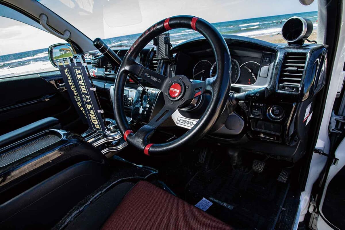 トヨタ ハイエース：車室内はメーカーが不明ながらパネルでデコレートされ、好みのステアリングにシフトノブ、そしてレカロのシートを装着