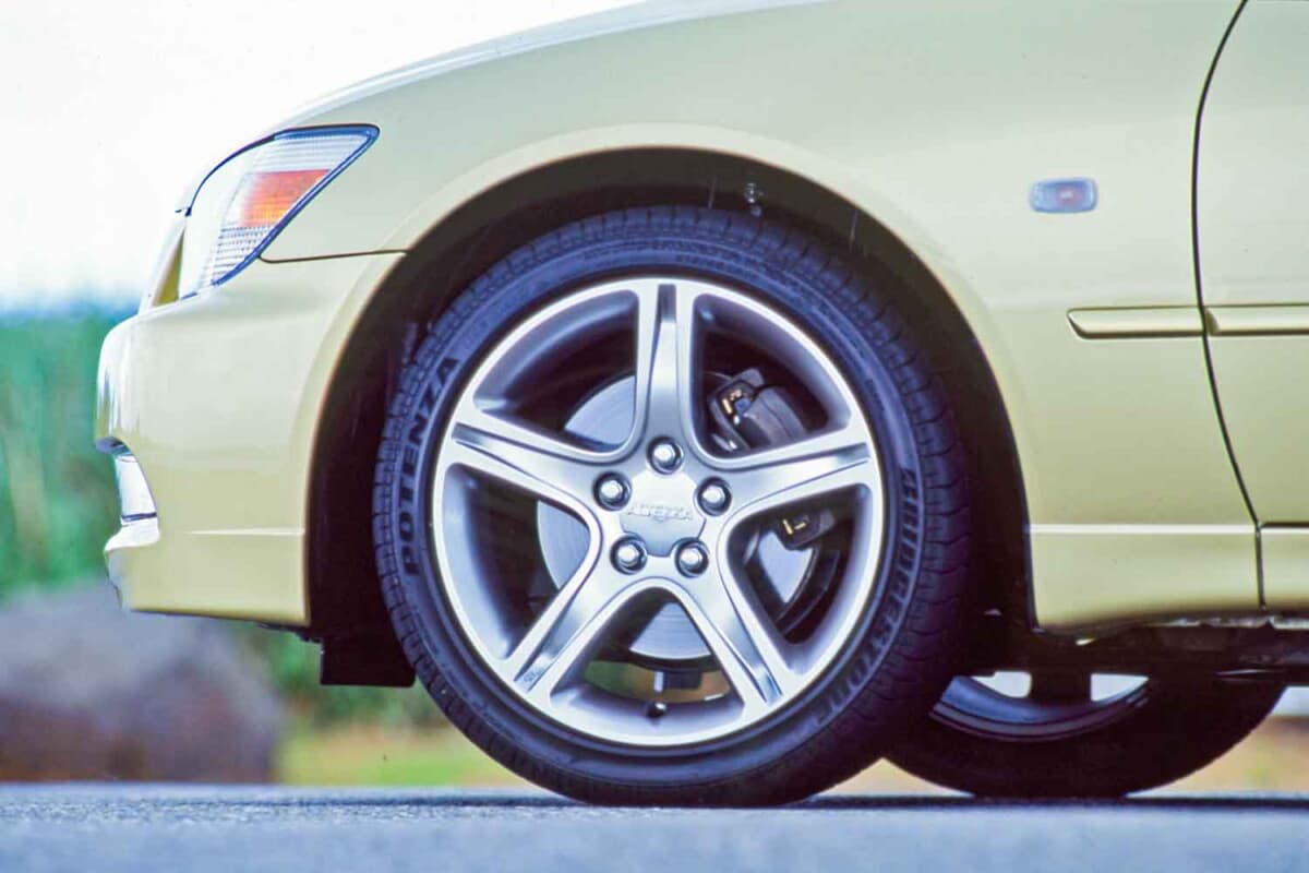 トヨタ アルテッツァ ジータ：タイヤサイズは215/45ZR17
