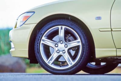 トヨタ アルテッツァ ジータ：タイヤサイズは215/45ZR17
