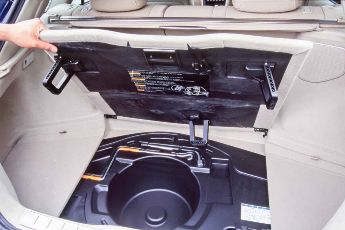 トヨタ アルテッツァ ジータ：ラゲッジ下には、デッキアンダートレイ＆デッキフロントボックスを収納