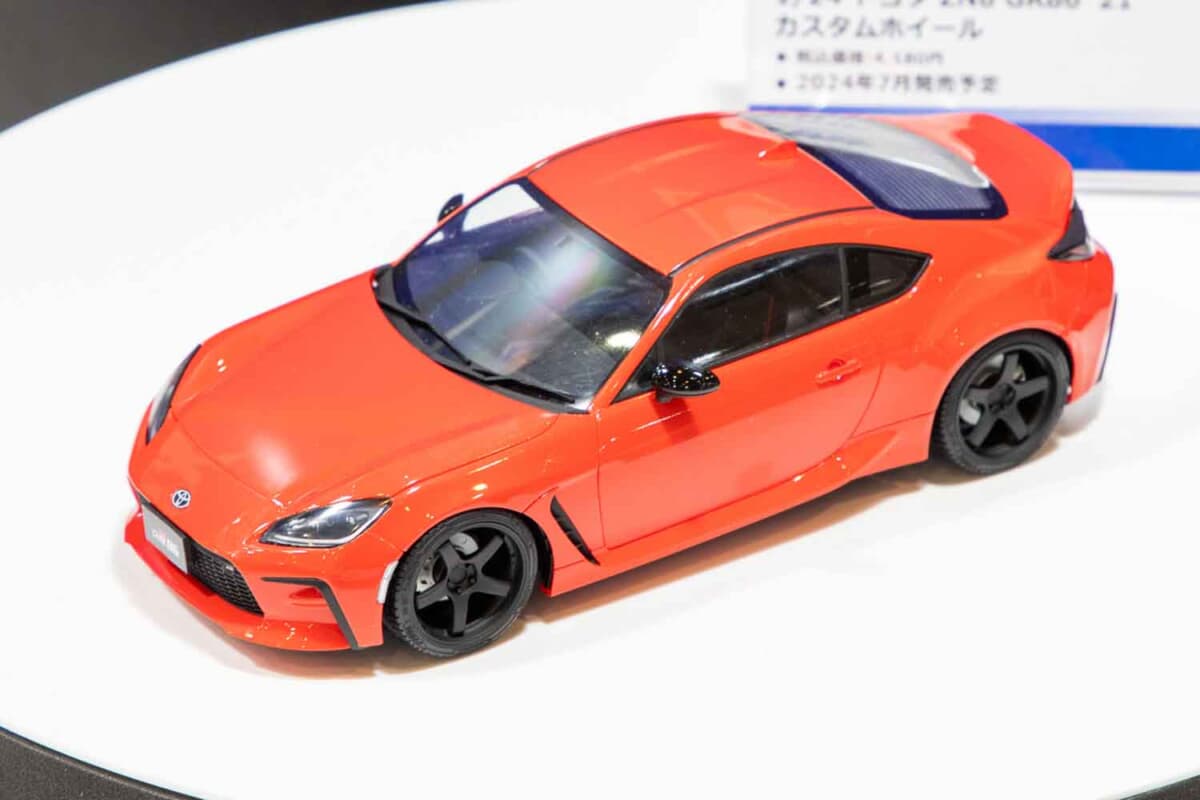 青島文化教材社 トヨタ「GR86」：エンジンを再現し、車高は2種類から選択が可能。カスタムホイールを装着している