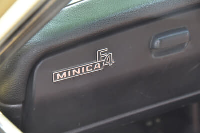 三菱 ミニカF4：グローブボックスに配されたMINICA F4のロゴ
