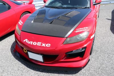 マツダ RX-8：真っ赤なボディに映えるカーボンボンネットはレボリューション製