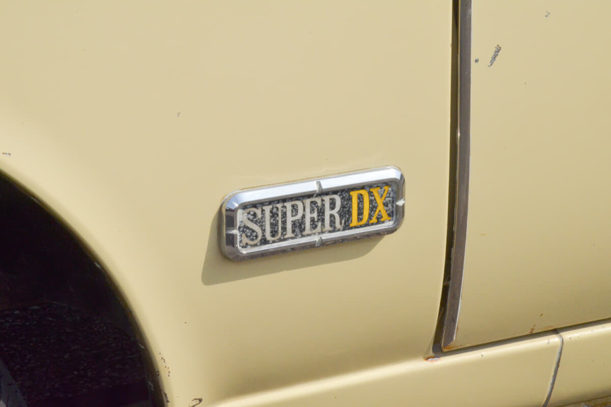 三菱 ミニカF4：スーパーDXであることを示すエンブレム