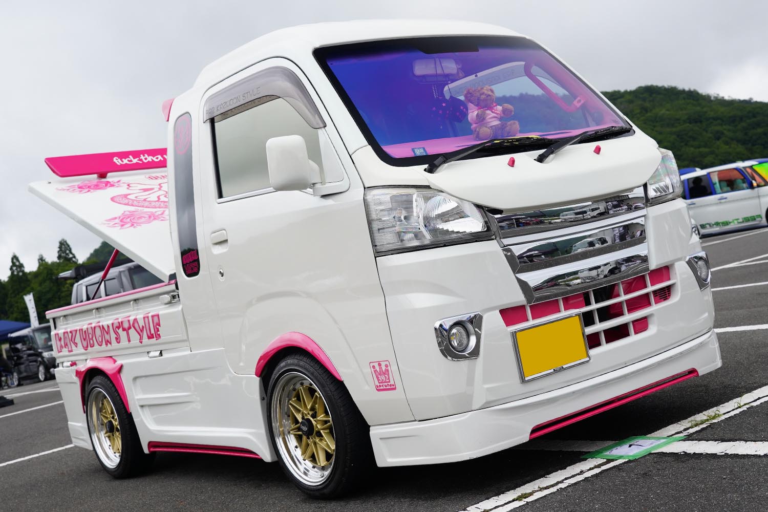 ダイハツ「ハイゼット ジャンボ」のアクセントは「モモタロウ」！ カラーに負けないカスタムにも注目です | AUTO MESSE  WEB（オートメッセウェブ） 〜クルマを文化する 〜