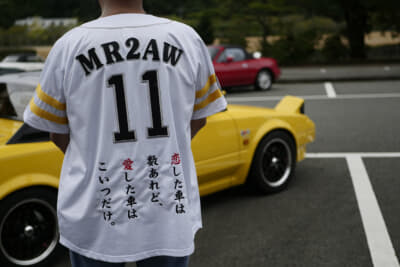 愛車への情熱を、ベースボールシャツで表現した福岡ソフトバンクホークスファン。刺繍であることも重要だ