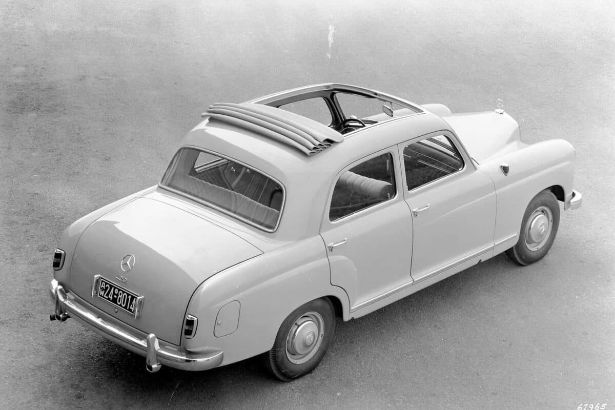 1953年に登場した180セダン／W120セダンはそのフラッシュサイドを持つモデル。前後フェンダーがつながったスタイルを形容してW120にはポントン（Ponton=箱船の意味）の通称が付いた