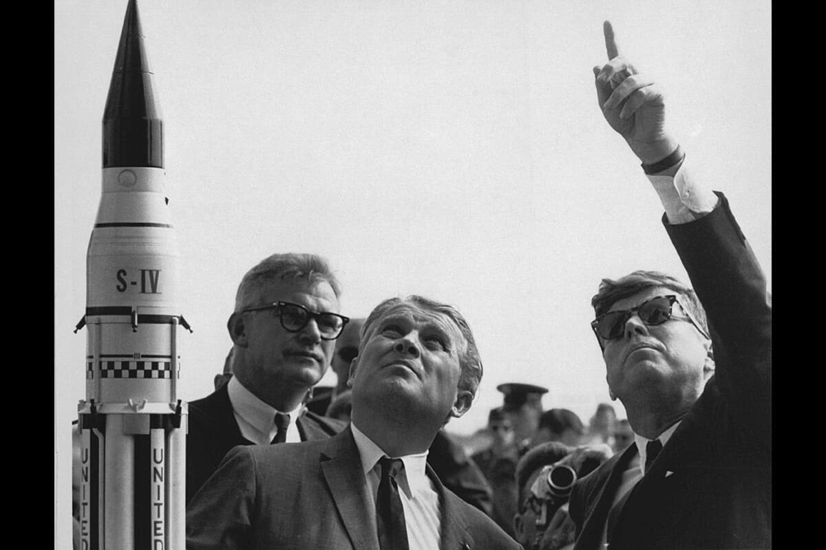ヴェルナー・フォン・ブラウン博士がジョン・F・ケネディ大統領にサターンVロケットについて説明しているシーン（Photo: NASA）