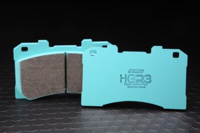 HC+R3は、初期制動力を抑えて過剰な電子制御の介入を抑えるブレーキパッド
