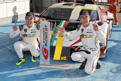 優勝して喜びの表情を見せた88号車JLOC Lamborghini GT3のドライバー、小暮卓史選手（写真右）と元嶋佑弥選手