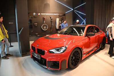 BMW Mのショールームに展示されていたM2 Mパフォーマンスパーツ装着車