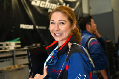 日本のモータースポーツファンにはおなじみの井澤エイミーさん。STIのピットで発見！