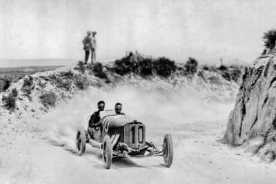 ドライバーは風雨や塵よけの「ゴーグル」を使用し、また「レインコート」を着用するなどして運転。写真は1922年のタルガ・フローリオ・レースで運転はマセッティ伯爵