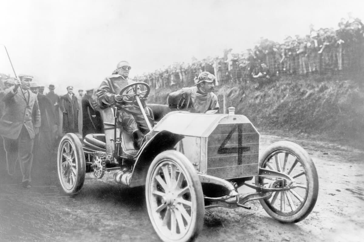 ドライバーは風雨や塵よけの「ゴーグル」を使用し、また「レインコート」を着用するなどして運転。写真は1904年のゴードン・ベネット・レースでメルセデス・シンプレクスを運転するカミューユ・イェナッツィ