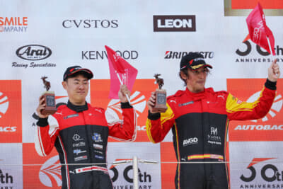 3位表彰台となった6号車片山義章選手（左）とロベルト・メリ・ムンタン選手