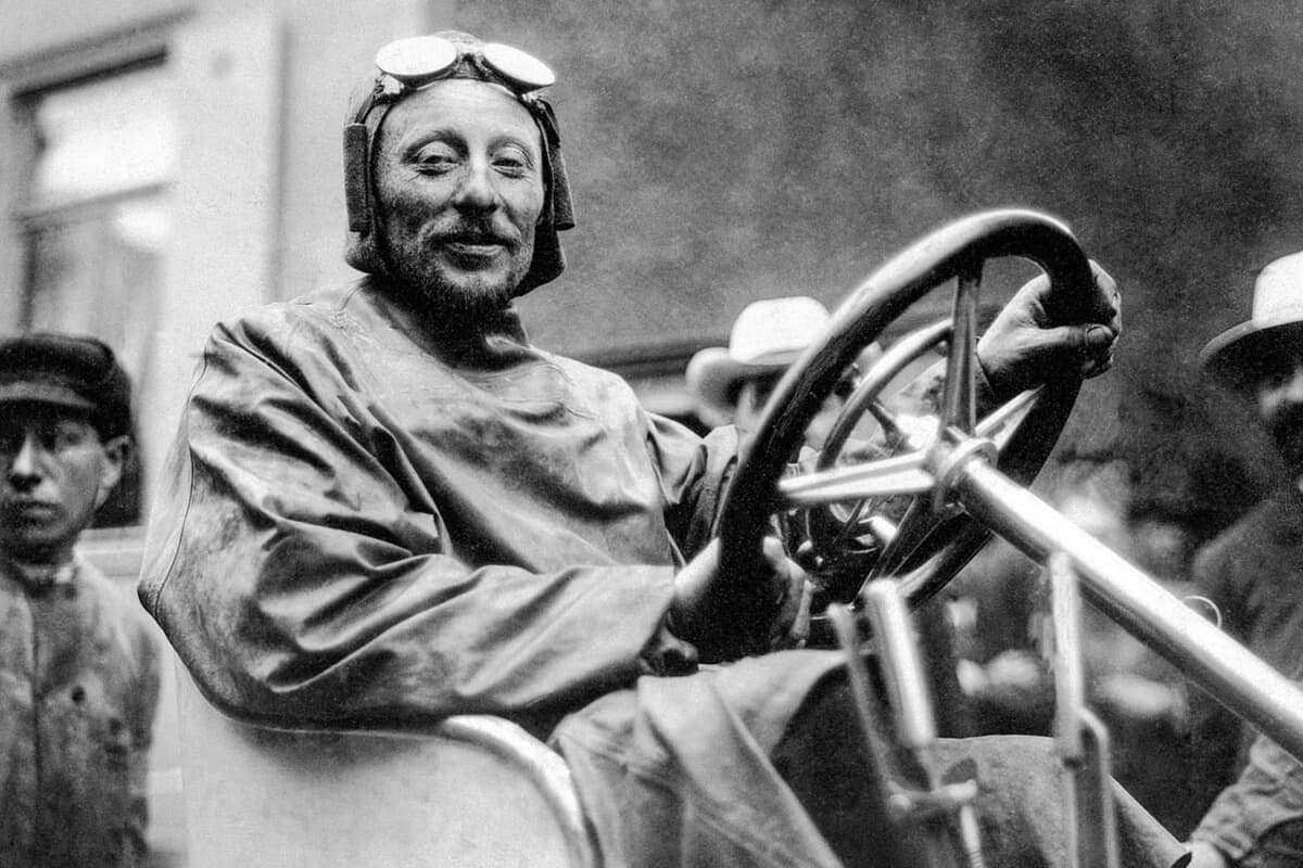 ドライバーは風雨や塵よけの「ゴーグル」を使用し、また「レインコート」を着用するなどして運転。写真は1903年のゴードン・ベネット・レースでメルセデス・シンプレクスを運転するカミューユ・イェナッツィのアップ写真