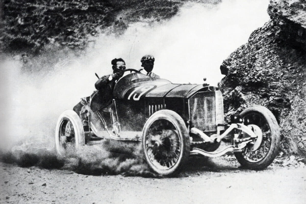 ドライバーは風雨や塵よけの「ゴーグル」を使用し、また「レインコート」を着用するなどして運転。写真は1922年のタルガ・フローリオ・レースで運転はマセッティ伯爵