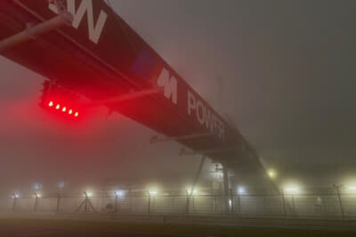 真っ白になった、濃霧のニュルブルクリンク。レース中断を示すレッドシグナルが灯る