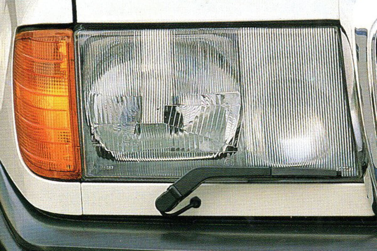 初代のEクラス W124（1984年発表）でいえば、走行中に運転席からの操作で、ヘッドライトの雨水や汚れを拭き払って明るさを確保するために、「ヘッドライトワイパー／ウォッシャー」をオプション設定していた