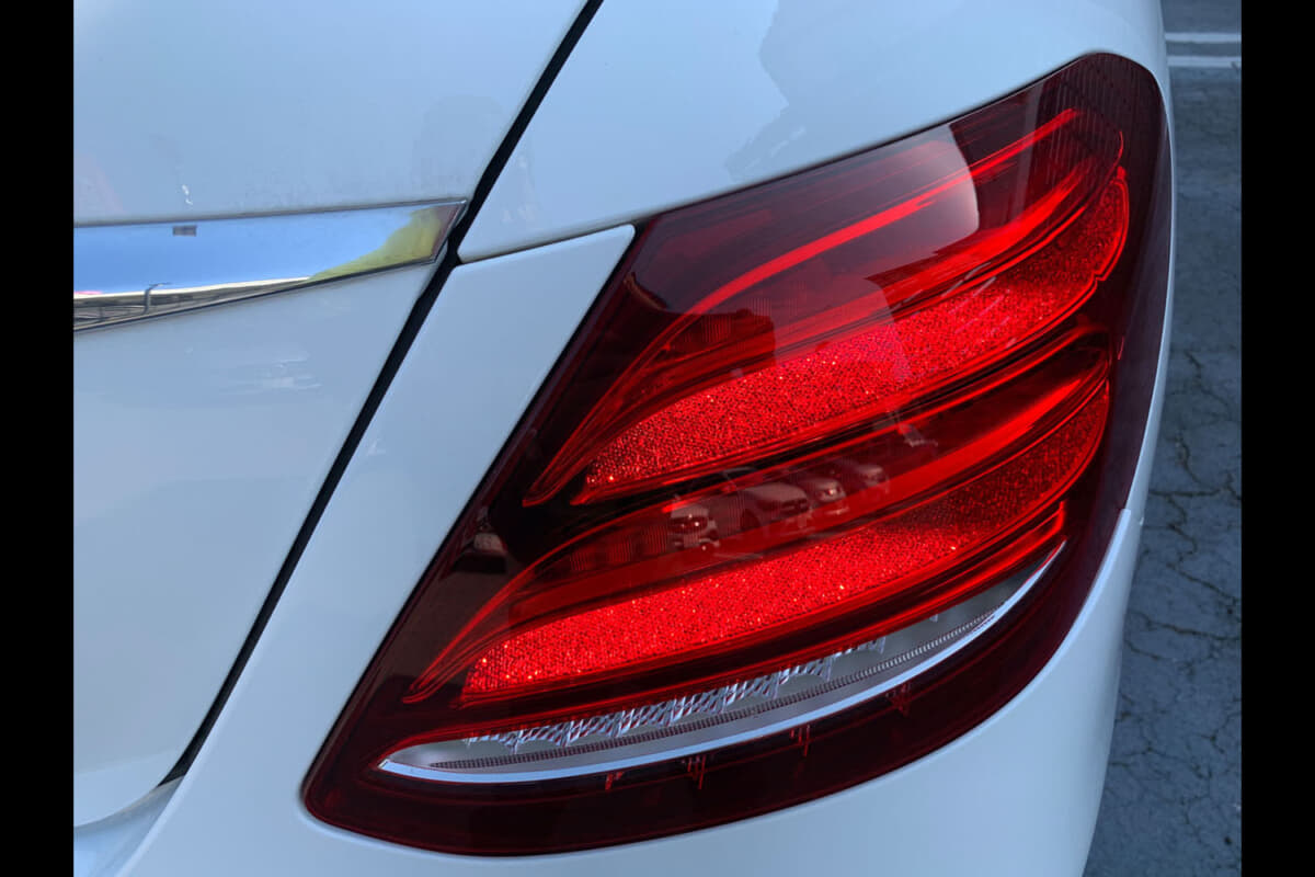 最近のメルセデス・ベンツLEDコンビネーションランプは、凸凹形状でなく平面形状で汚れが付着しても輝度が保たれる。応答の早い優れた被視認性によって後続車に自車の存在を鮮明に知らせ高い安全性を確保している。写真はW213