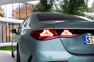 最近のメルセデス・ベンツLEDコンビネーションランプは、凸凹形状でなく平面形状で汚れが付着しても輝度が保たれる。応答の早い優れた被視認性によって後続車に自車の存在を鮮明に知らせ高い安全性を確保している。写真はW214 AMGライン