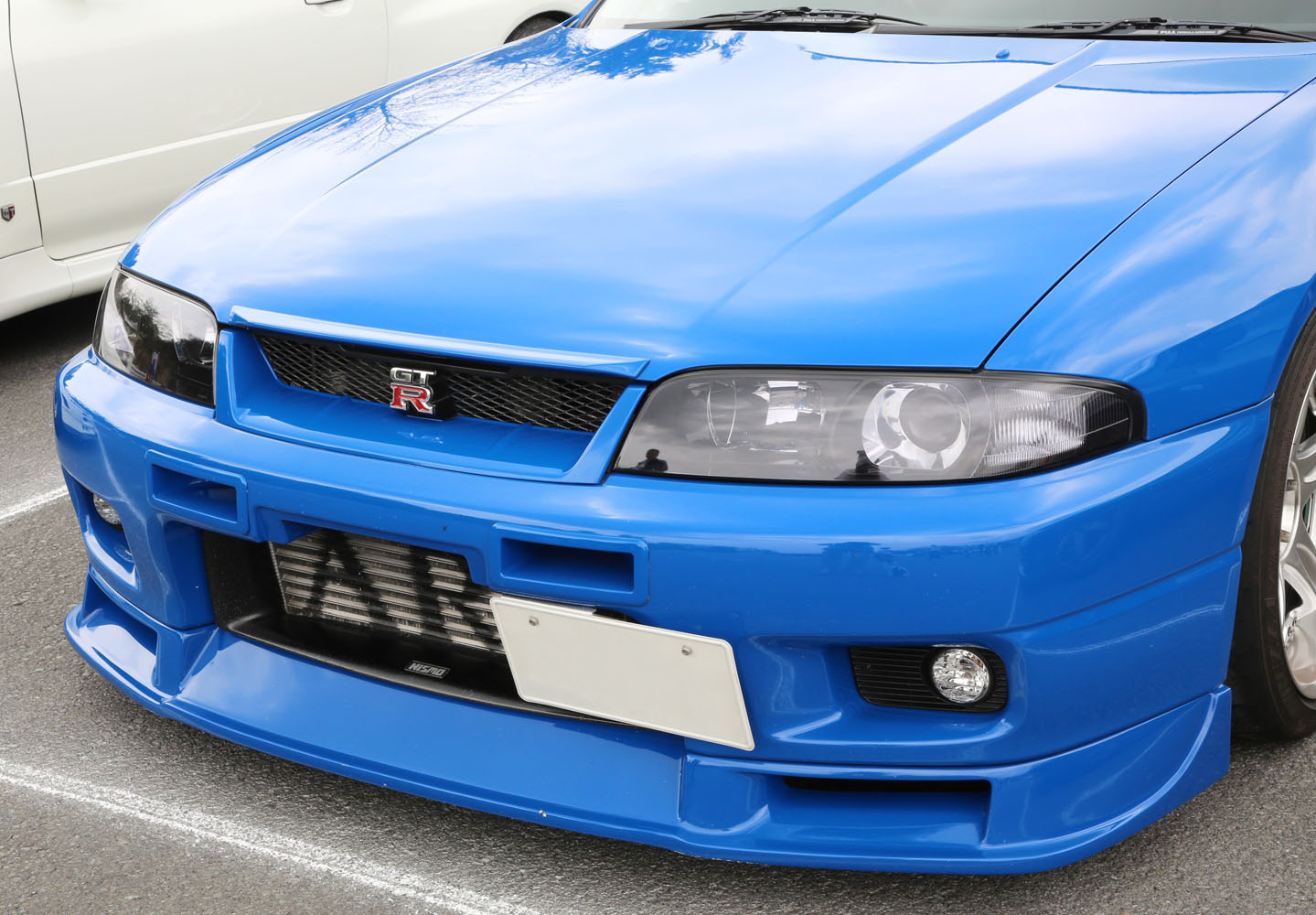 新車購入から28年！ 日産R33「スカイラインGT-R」はフレンチブルーに惚れて衝動買い…年間走行5000キロは過保護すぎですかね | AUTO  MESSE WEB（オートメッセウェブ） 〜クルマを文化する 〜